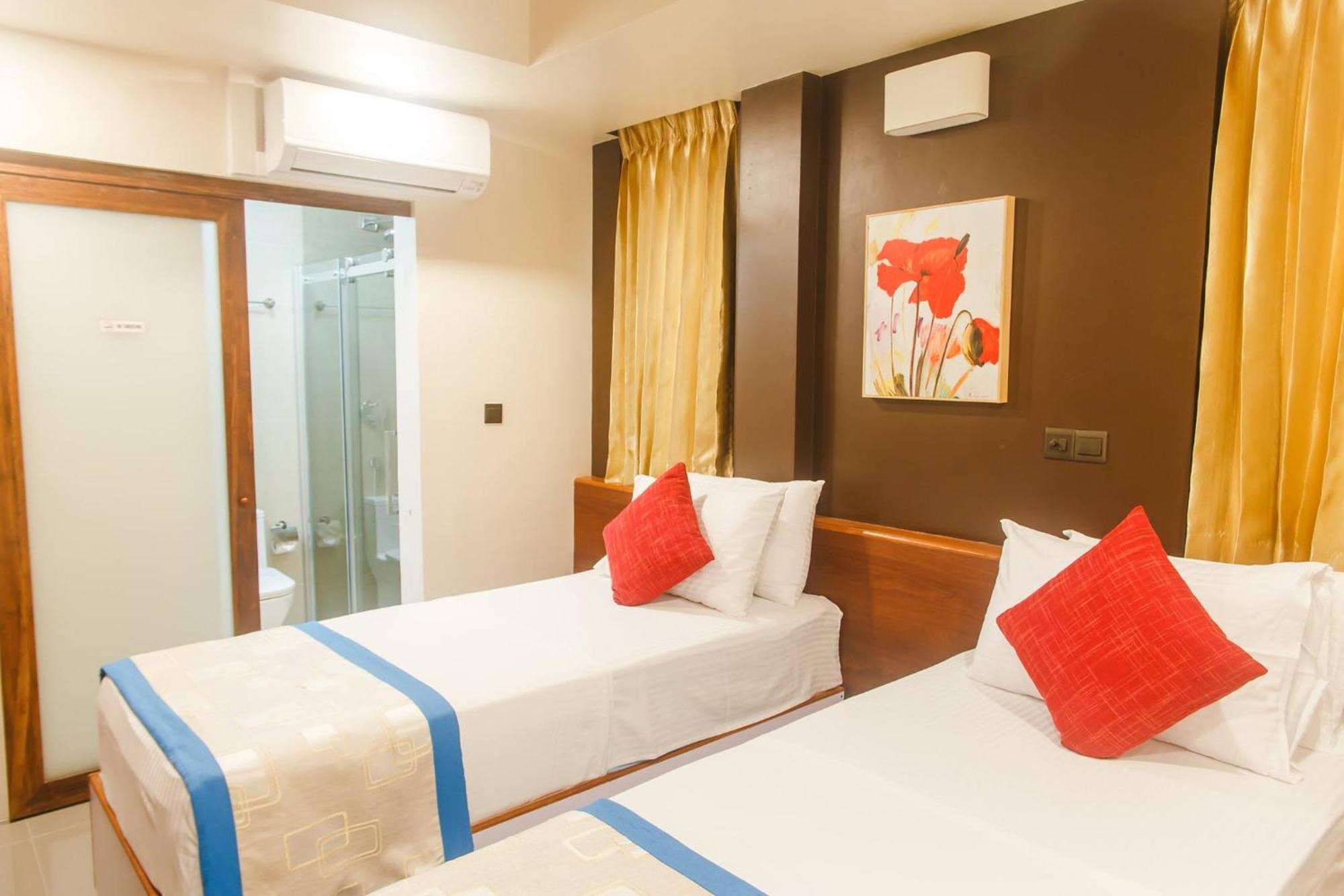 Club Blu Hotel Male Bagian luar foto